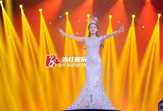 赵丽颖蹬25厘米超高跟扮金鹰女神 寸步难行靠