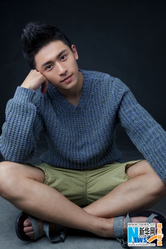 张哲瀚曝光混搭写真 阳光男孩气质温暖【组图