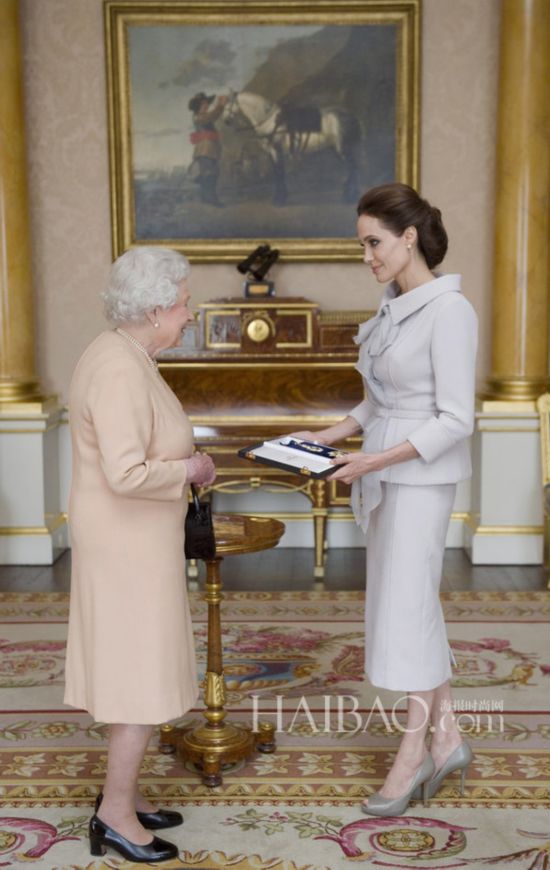 ��ʱ��10��10�գ�Ӣ��Ů������ɯ�׶����ڰ׽𺺹��Ӽ��˰������ȡ����� (Angelina Jolie) ����ʽ��������������ʿ��ѫ�¡�