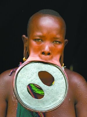 世界最大唇盘直径19.5厘米 唇盘族女孩如何吃