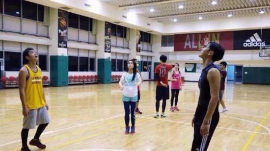 柯震东做回柯景腾 与朋友打篮球露阳光笑容【