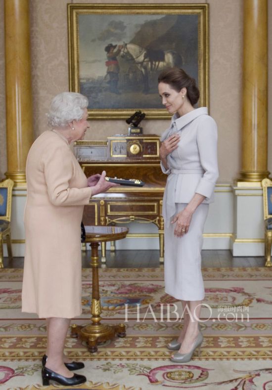 地时间10月10日,英国女王伊丽莎白二世在白金汉宫接见了安吉丽娜