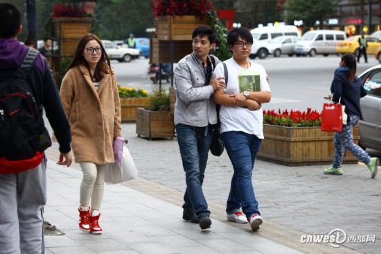 高清组图:西安大风降温 街头羽绒服与丝袜齐飞