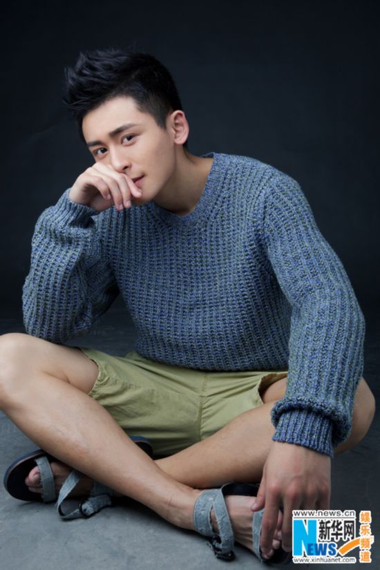 张哲瀚曝光混搭写真 阳光男孩气质温暖【组图