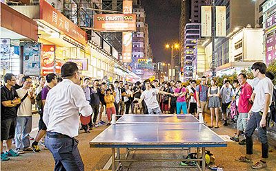 香港占中者将道路变游乐场 涮火锅打麻将引民
