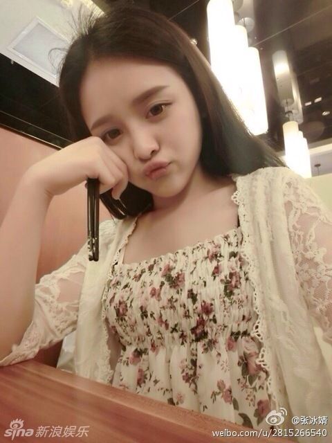 日本美女自拍大赛引围观 中日美女自拍照比美