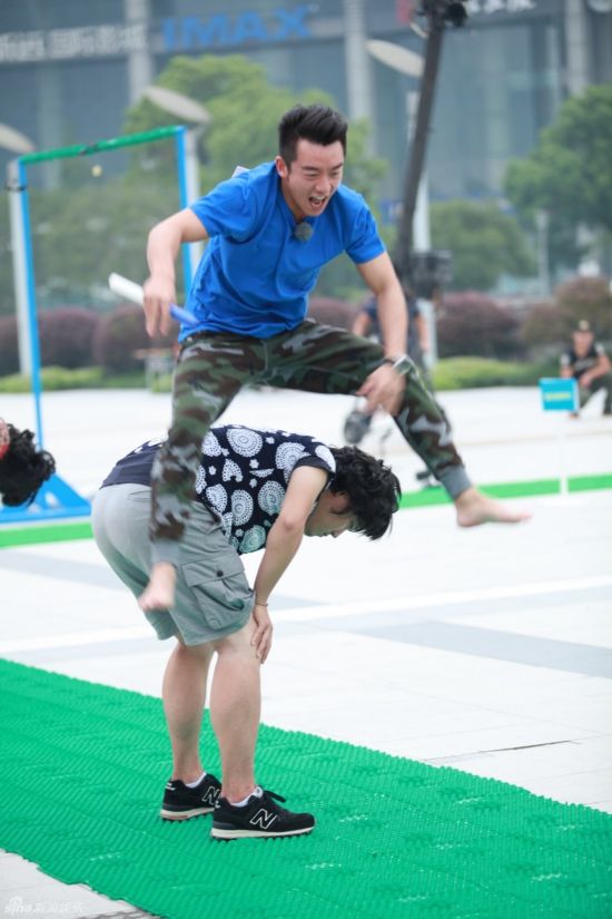 《跑男》落水:邓超发际线超高 马苏比美Baby似