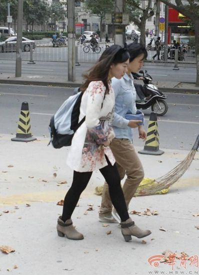 大风降温 西安各地街头羽绒服与丝袜齐飞(组图