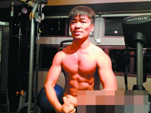 王宝强晒健身照表情严肃:<em>男人</em>要对自己狠点(图