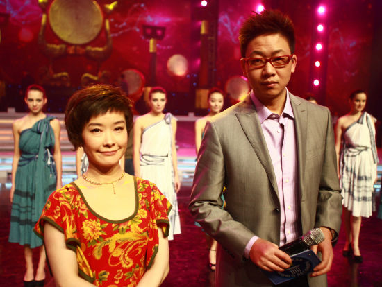 于1994年开始担任《正大综艺》节目主持人.