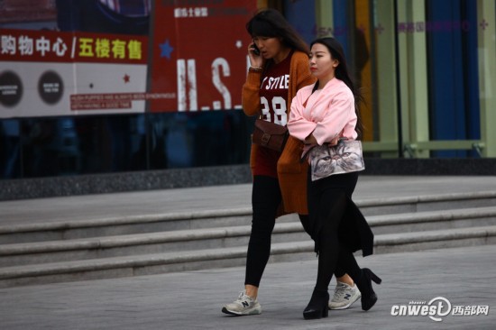 西安丝袜降温街头羽绒服与动态齐飞(组图)表情狗熊大风包黑图片
