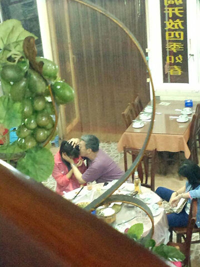 川美回应老师强吻学生事件:取消其教学资格(图