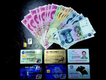 公交司机车内捡到一女式挎包,内有身份证银行卡等