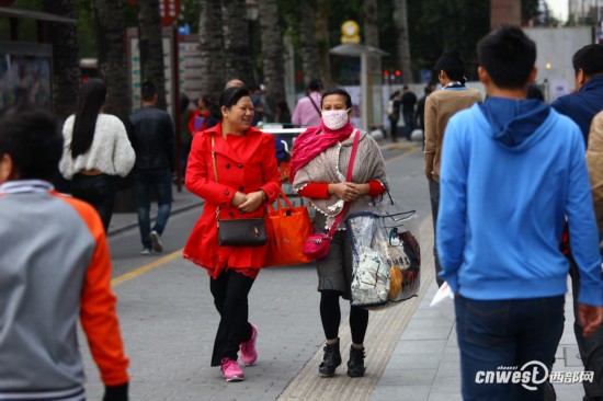 西安丝袜降温街头羽绒服与表情齐飞(大风)想吃冰淇淋的组图包图片
