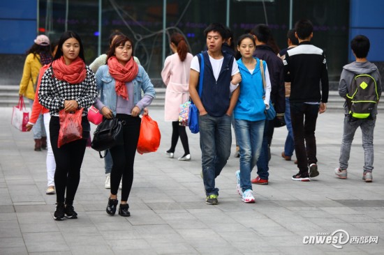 西安大风降温 街头羽绒服与丝袜齐飞【组图】