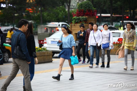 西安大风降温 街头羽绒服与丝袜齐飞(组图)