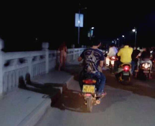 女子为赢iPhone6 深夜当街裸奔