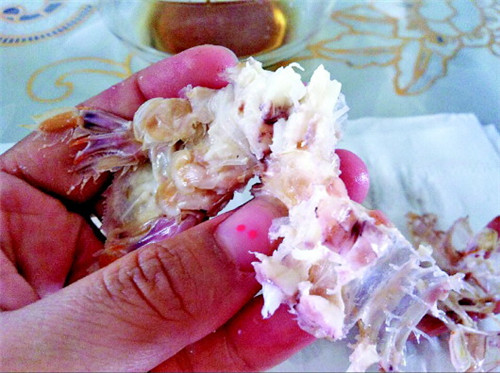 虾壳怎么剥?整体揉捏虾体再剥壳最靠谱