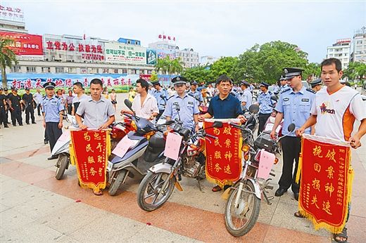 群众路线网   市长覃震西(左一)深入归义泽仁商贸物流基地现场办公