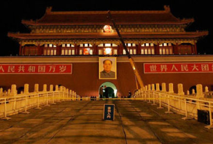 揭秘天安门城楼毛主席像:为不褪色用高档颜料