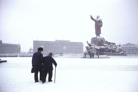 1984�꣬����ʡ�����У�һλĸ��ͬ���Ķ��Ӿ���ë��ϯ����ǰ��