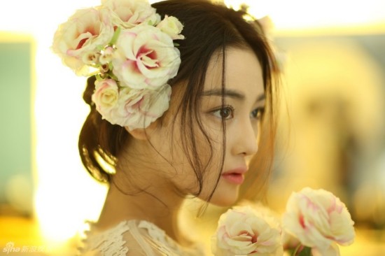 张馨予晒写真图 变身花仙子妩媚动人（图）