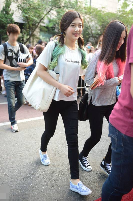 黑色紧身裤秋季首选 看少女时代T-ara怎么搭配