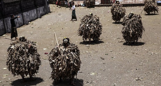 巴厘岛男子穿香蕉叶跳舞 祈福好运和人丁兴旺