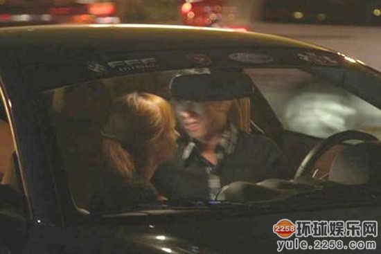 激情车震被抓拍现行的明星 陈柏霖与嫩模车内