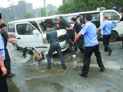 北京非法洗车点暴力抗法 面包车连撞4车