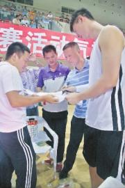 沙县籍国家篮球队主力王哲林 回家乡打表演赛