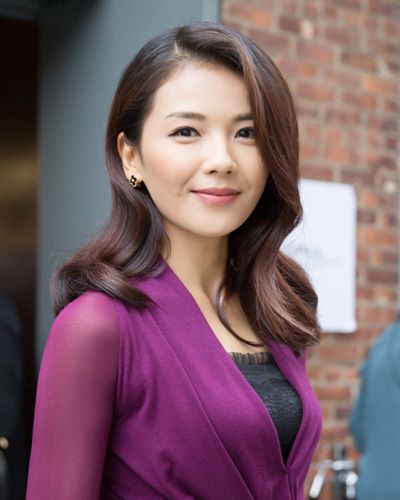 复古味道的烫发让刘涛充满成熟女人味,漂亮的刘海弧度将刘涛的脸部