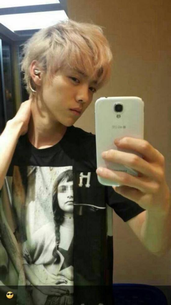 90后小鲜肉鹿晗解约SM娱乐 呆萌酷拽自拍停不