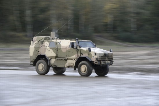 德军精锐装甲部队亮相 豹2坦克飞沙走石