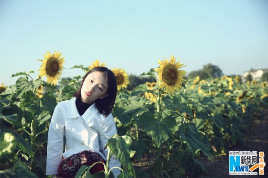 周冬雨一秒变 太阳花软妹子 向日葵地里大摆造