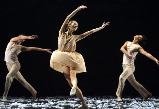 Dancers of Beijing Dance Theater preview the Wild Grass for media in New York, the United States, Oct. 15, 2014. 