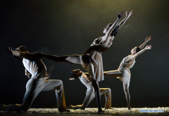 Dancers of Beijing Dance Theater preview the Wild Grass for media in New York, the United States, Oct. 15, 2014. 