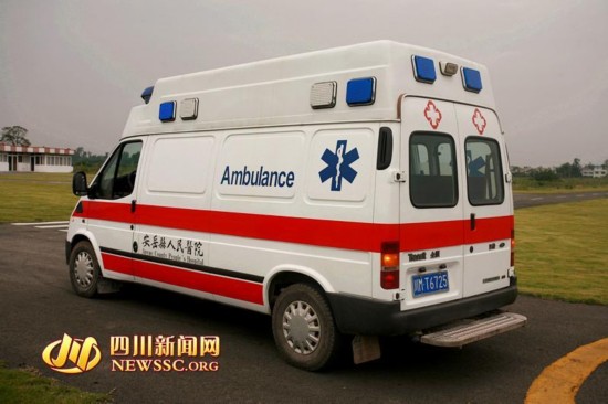 土豪派私人飞机送病危老乡到成都救治