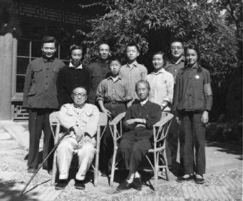 一九七一年九月二十六日许德珩全家合影。前排左起许德珩、劳君展，后排左起邓稼先、许鹿希、许建国、许进、邓志平、齐淑文、许中明、许苏苏。