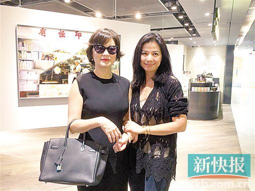钟楚红开影展变"超级售货员 亲切招待林青霞