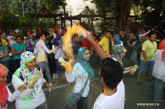 Egyptians participate in the Festival of Colors in Cairo, capital of Egypt, Oct.16, 2014.
