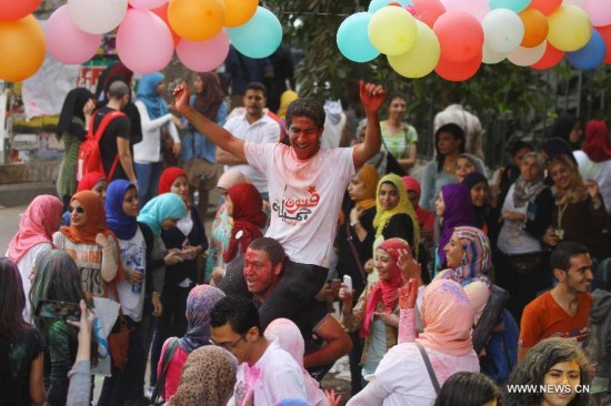 Egyptians participate in the Festival of Colors in Cairo, capital of Egypt, Oct.16, 2014.