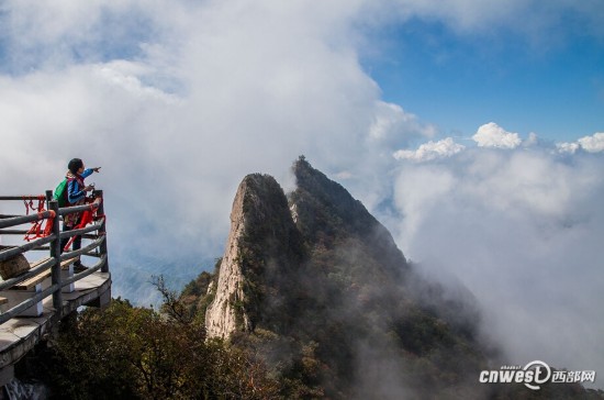 老君山烟雾缭绕胜似仙境 贾平凹题字伏牛山顶