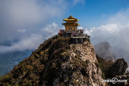 老君山烟雾缭绕胜似仙境 贾平凹题字伏牛山顶