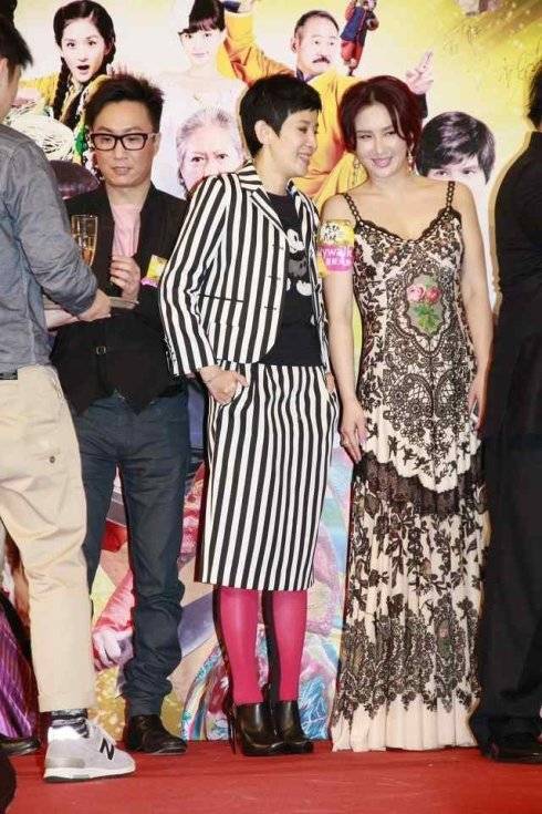 【女星被偷瞄】乳神柳岩太过性感惹侧目 杨幂