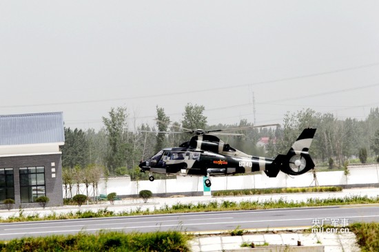 解放军公开苏-27运-7等战机在公路起降秘照【