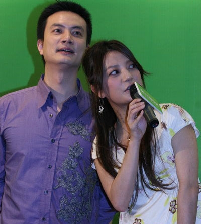 黄晓明拥吻 初恋 赵薇 不惧女友Angelababy吃醋