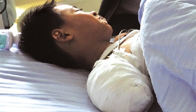 男童被黑熊咬掉右臂后安慰家人:我能以后练左手 男童被黑熊咬掉右臂后安慰家人:我能以后练左手