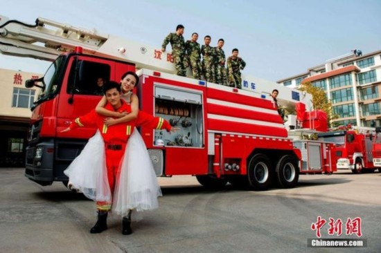 ��ͼ���ൺ����ԱЯ������������ǰ�Ļ�ɴ��
