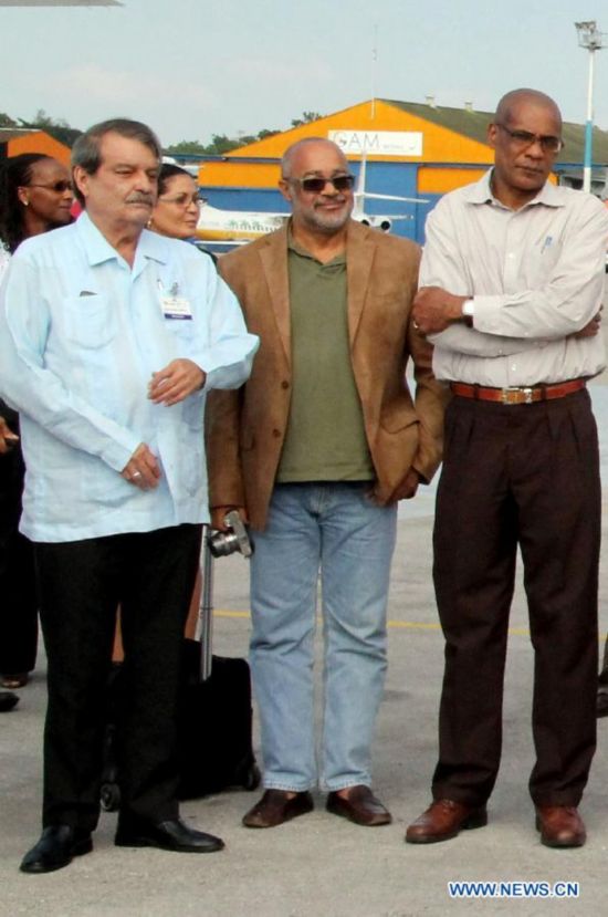 The Secretary General of the Organization of Eastern Caribbean States, Didacus Jules (C), along Cuban Vice Chancellor, Abelardo Moreno (L), poses upon his arrival for an extraordinary Summit of the Bolivarian Alliance for the Peoples of Our America (ALBA, for it's acronym in Spanish), in the Jose Marti International Airport of Havana, Cuba, on Oct. 19, 2014. The Cuban capital is getting ready to host from Oct. 20 an extradordinary Summit of the ALBA, that will look to face the ebola epidemic, informed on Sunday the Cuban Foreign Ministry.